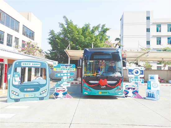 氢能公交车的排放物仅为水，十分环保。
